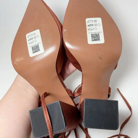 ASOS  DESIGN Wide Fit Panda Tie Leg Block Heeled Shoes - Picture 9 of 11